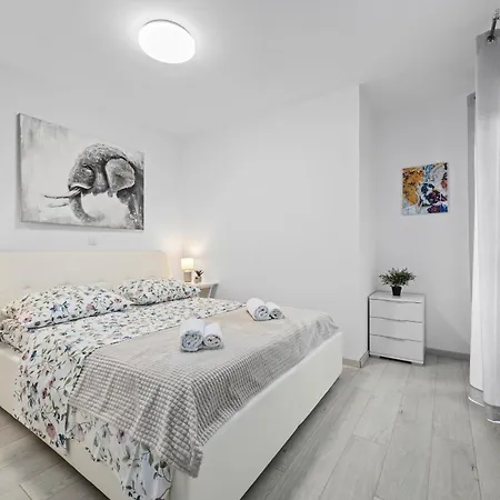 New Modern Elen In For 4 Persons - Center Pula