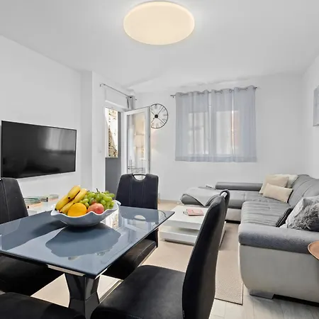 New Modern Elen In For 4 Persons - Center Apartment *