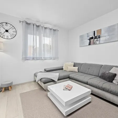 New Modern Elen In For 4 Persons - Center Apartment Pula