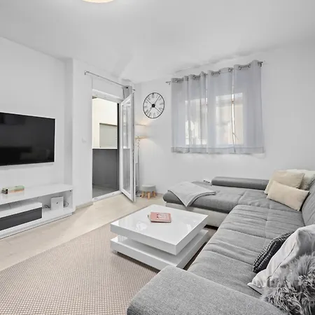 New Modern Elen In For 4 Persons - Center * Pula