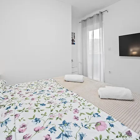 New Modern Elen In For 4 Persons - Center Apartment Pula