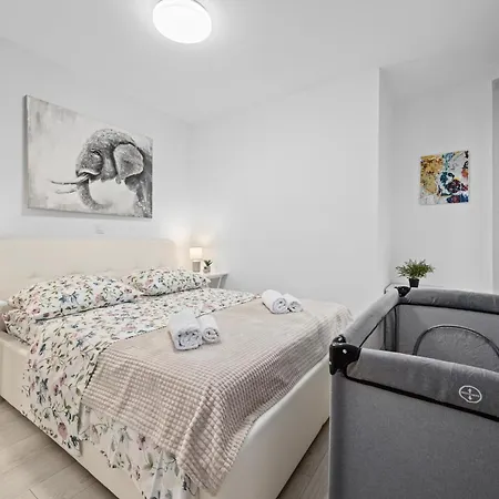 New Modern Elen In For 4 Persons - Center Apartment